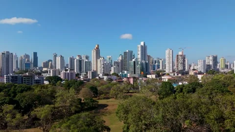 Parque Omar Green Park Foreground with Panama City Downtown Skyline Aerial Shot Vídeos de archivo 331676909