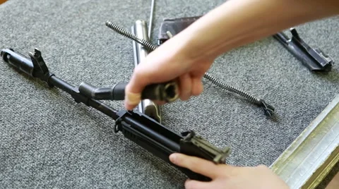 Parse-gathering model of Russian assault rifle Kalashnikov Vídeos de archivo 58953799
