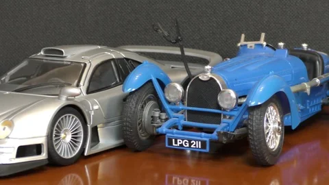A part of a collection goes public Vídeo Stock 125749525