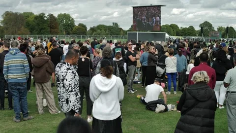 Part of the crowd react to canons fired at Queen Elizabeth funeral parade Video stock 211705478