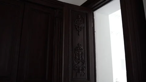 Part of a door in an old mansion 库存影片 261733110