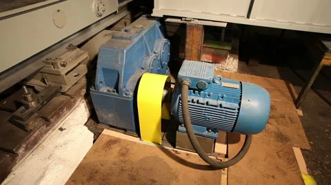 A part of grinding machine. Motor. Reducer. Vidéo 61326320