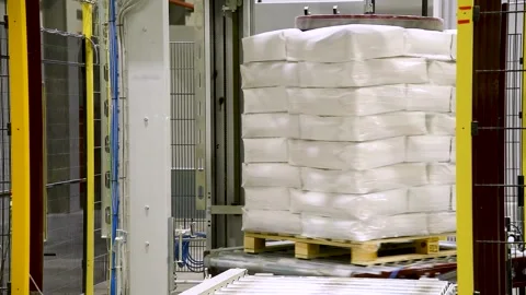 A part of an industrial machine or conveyor system used to pack bulk materi.. 스톡 동영상 328832288