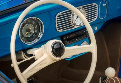 Part of the interior of blue old timer car with steering wheel, speedometer Foto stock