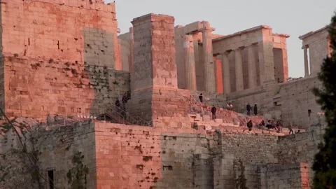 The Parthenon's position on the Acropolis dominates the city skyline of 스톡 동영상 165219431