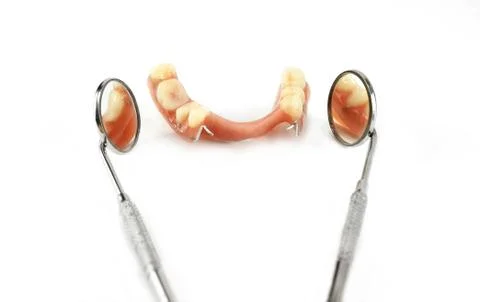 Partial denture between two dental mirrors Foto stock