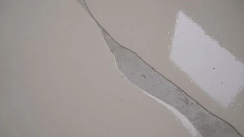 Partial floor covering with bulk cement mortar. Liquid, self-filling floor Vídeos de archivo 166529200