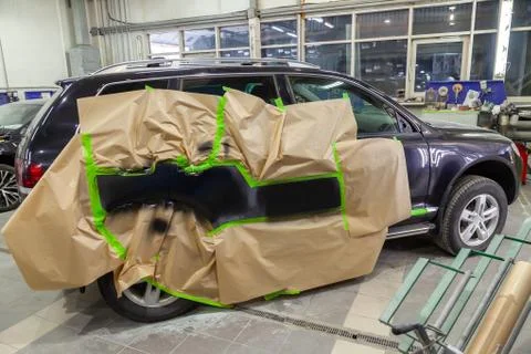 Partial painting of the side elements of the body of a black SUV car after an Foto stock