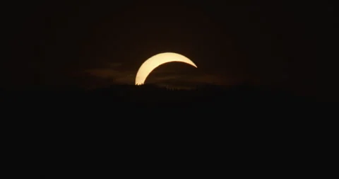 Partial Solar Eclipse 2026 at Sunset over the Wachau — Tracked Close-Up, Sun Vídeos de archivo 342918933