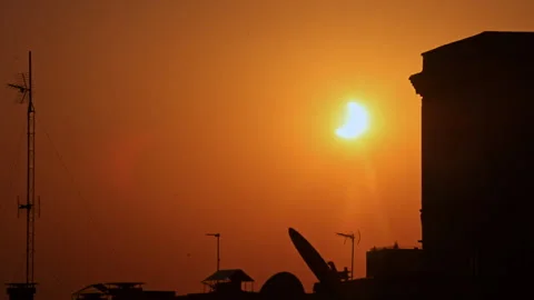 Partial Solar Eclipse Crescent Madrid Building Silhouette Satellite Dish Vidéo 347494252
