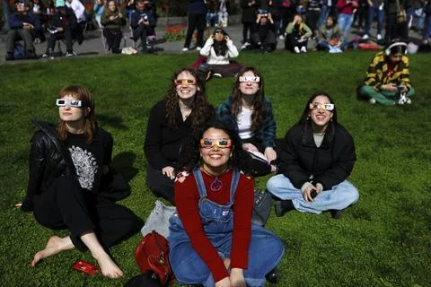 Partial solar eclipse in New York City, USA - 08 Apr 2024 Fotos Stock