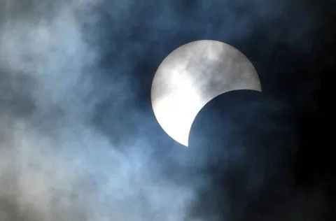 Partial Solar Eclipse Partial Solar Eclipse on a Cloudy Day 03.11.2013 Cop... Fotos Stock