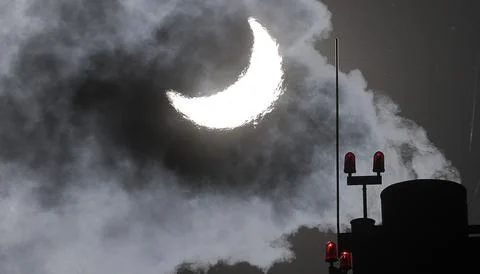 Partial solar eclipse seen from Moscow, Russian Federation - 25 Oct 2022 Fotos de archivo