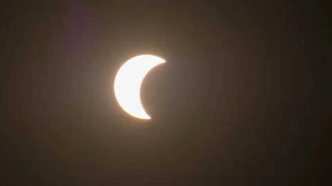 Partial Solar Eclipse Timelapse as Moon Begins to Cover the Sun. 库存影片 346187637