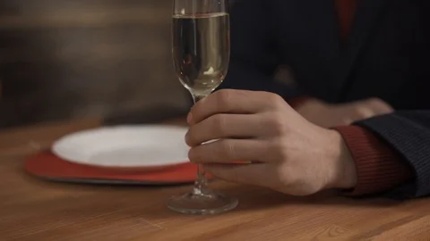 Partial view of man holding glass of champagne in restaurant Vidéo 124706385