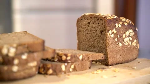Partially sliced loaf of fresh rye bread, zoom in. Видео 56151372