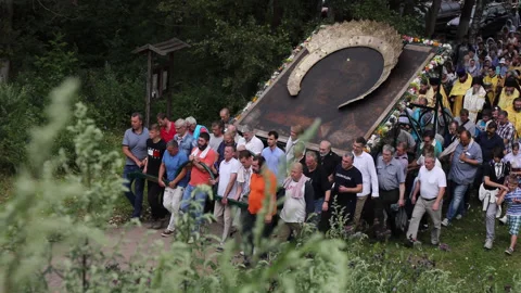 Participants in the Procession with icon of the All Merciful Saviour in Tutaev Vídeo Stock 148489444