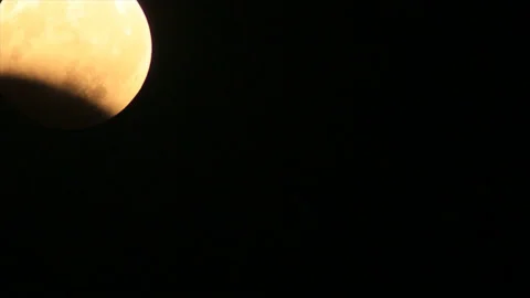 Partly eclipse moon in moonset Vídeo Stock 142684941