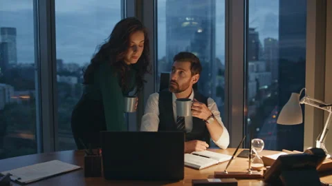 Partners drinking coffee working together at office late evening enjoy teamwork. Vidéo 228250880