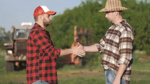 Partnership. Two farmers handshake. Teamwork. Agricultural mechanics checking Vídeo Stock 161147014