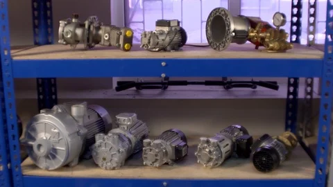 Parts of engine in a workshop video Vídeos de archivo 101051621