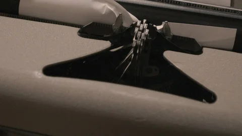 The parts of an old broken mechanical typewriter try to function in vain 動画素材 89773182