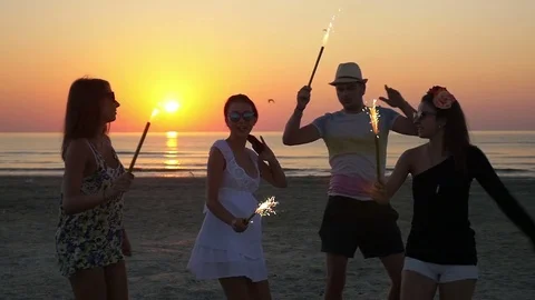 Party with fireworks on the beach an sunset Vídeos de archivo 71384683