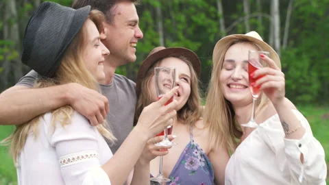Party Friends Hugging Dancing Drinking Wine a Picnic. Summer Outdoor Party. Vidéo 140107383