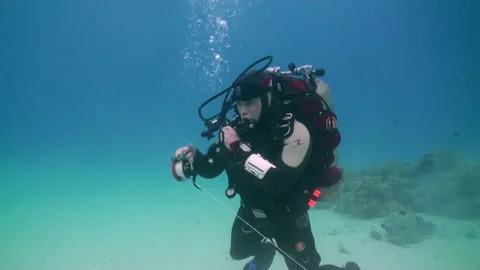 Party of technical divers develop their skills undersea Video stock 231496815