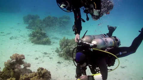 Party of technical divers perfect their skills underwater Stock Footage 231496093