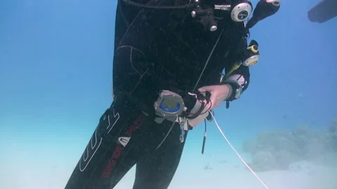 Party of technical divers perfect their skills undersea Stock Footage 232378588