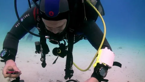 Party of technical divers perfect their skills underwater Stock Footage 232379783