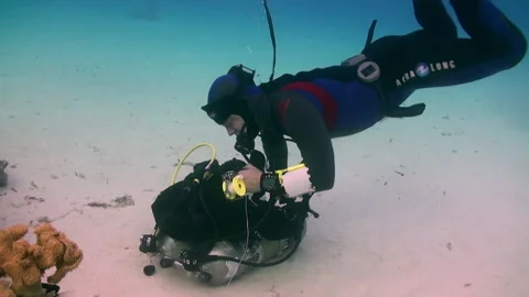 Party of technical divers refine their skills undersea Stock Footage 231496526