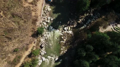 Parvati river aerial top down of water stream in Himachal Pradesh Himalaya Vídeo Stock 183039892