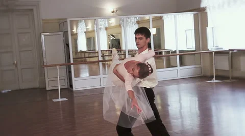 Pas de deux in slow motion, couple dancing classical ballet Vidéo 40285229