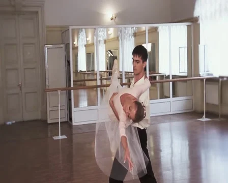 Pas de deux in slow motion, couple dancing classical ballet Vidéo 40286986
