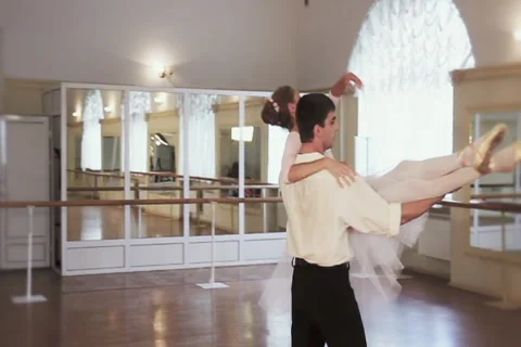 Pas de deux in slow motion, couple dancing classical ballet Vidéo 40287849