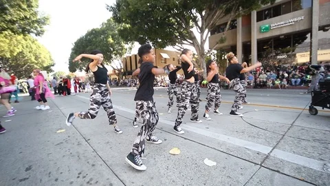 PASADENA, CA - Nov 18: A group of kids dance in the Doo Dah Parade in Pasaden Stock Footage 99493551