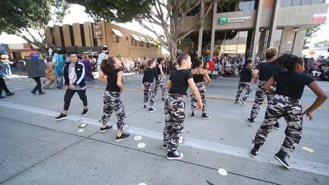PASADENA, CA - Nov 18: A group of kids dance in the Doo Dah Parade in Pasaden Stock Footage 99495076