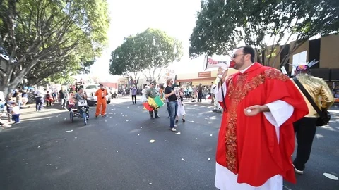 PASADENA, CA - Nov 18: Parade participants march in the Doo Dah Parade in Pas Stock Footage 99494314