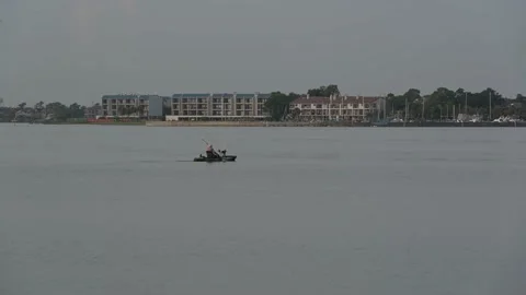 Pasadena, TX, US - August 05, 2022: Senior male kayaker paddles on Clear Lake. Stock-Footage 203054162