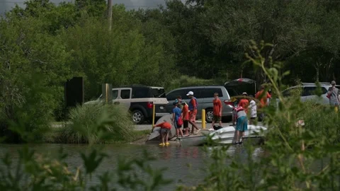 Pasadena, TX, US - August 20, 2022: A group boys and a woman lifting a canoe.  Stock-Footage 205096996