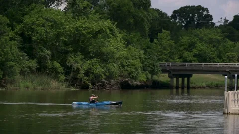 Pasadena, TX, US - June 05, 2022: Male Kayaker paddles into the boat ramp. Stock-Footage 196746757