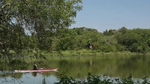 Pasadena, TX, US - June 26, 2022: Kayaker paddles up to the boat ramp. Stock-Footage 201488074