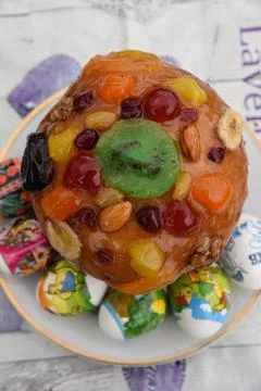 Pasca, Easter cake with painted eggs Foto stock