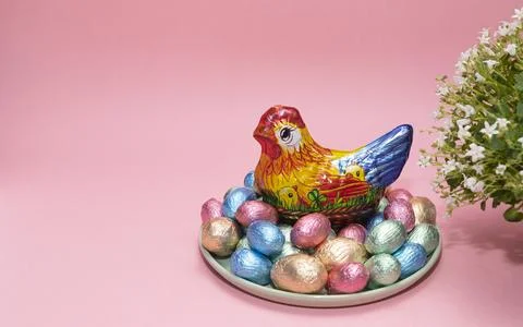 Paschal, Easter kids gift. Chocolate hen, little chickens with colorful bright Foto stock