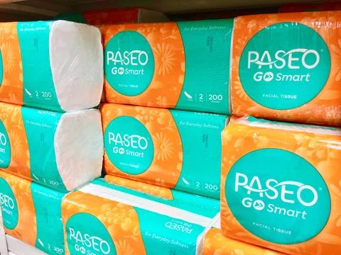 Paseo tissue, A row of display cases for cleaning products, with the brand “Pase 写真素材