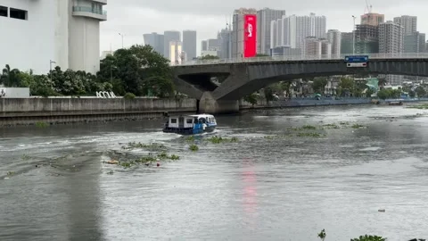 Pasig River Ferry Sailing Near Estrella-Pantaleon Bridge 4K 60fps 스톡 동영상 339556639