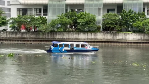 Pasig River Ferry Sailing Near Estrella-Pantaleon Bridge 4K 60fps Vídeos de archivo 339556662