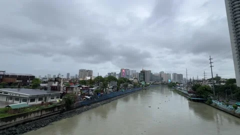 Pasig River View from Estrella-Pantaleon Bridge Makati Mandaluyong 4K 60fps 스톡 동영상 339556330